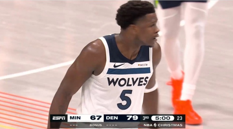 缓过来了？爱德华兹反击飞身暴扣 森林狼1分钟轰7-0打停掘金