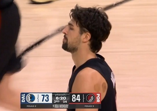 太可惜！阿夫迪亚突破送直传 但用力过猛杨瀚森没接到