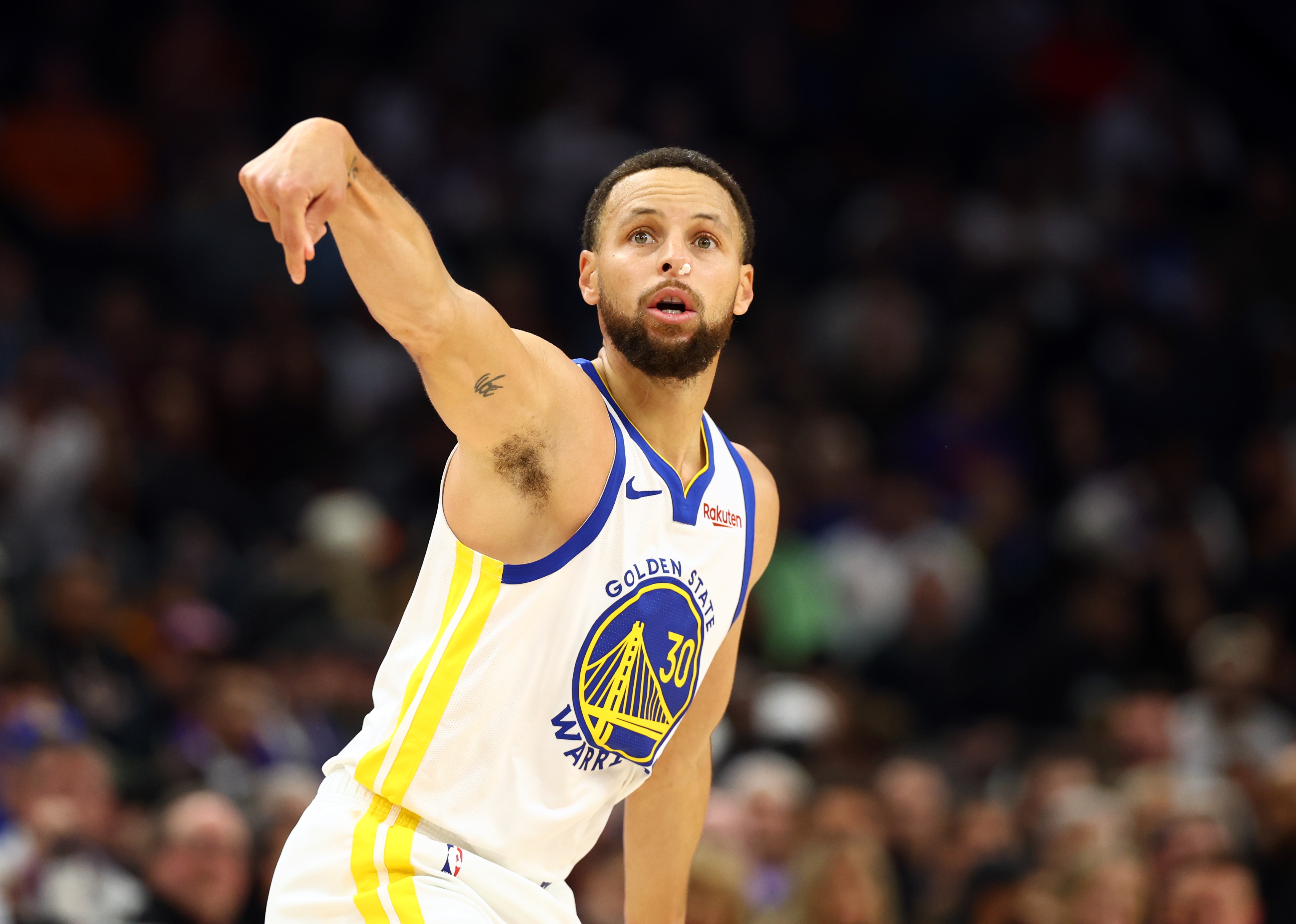 第三节再现巅峰!库里6记三分拿下31分2板5助1断