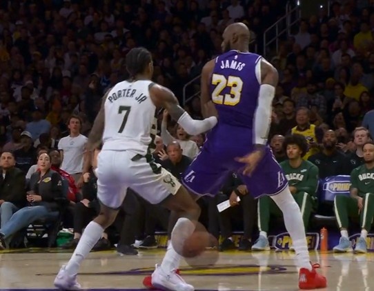 41岁的人还玩这个!詹姆斯抢断策动反击 骚气背传助克内克特上篮