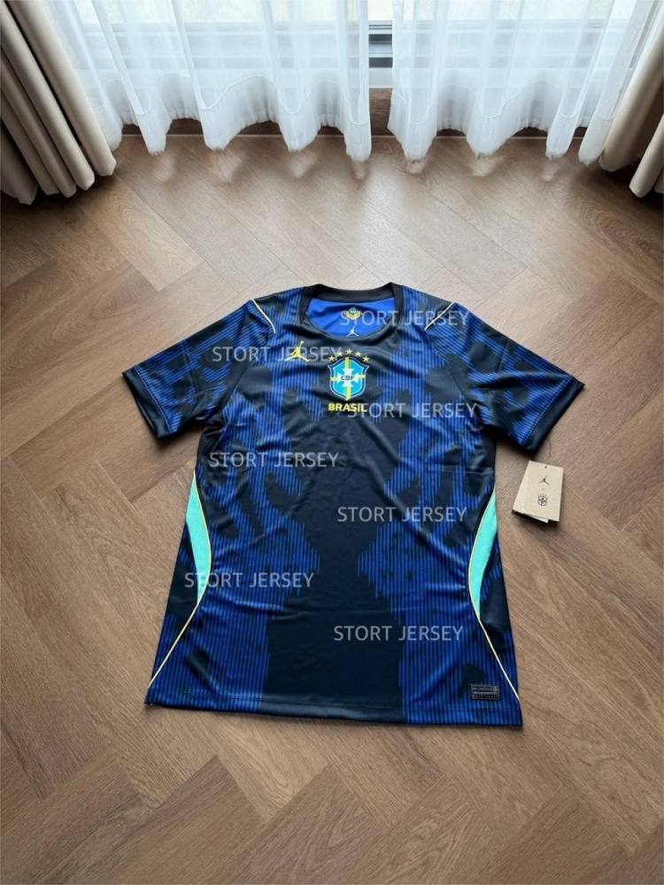 巴西2026世界杯客场球衣谍照：主体蓝黑配色，灵感源于南美箭毒蛙